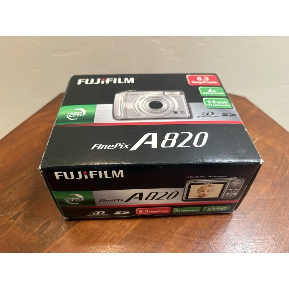 Fujifilm FinePix A820 8.3MP Digital Camera Bundle - Tested, Works! Case Cables